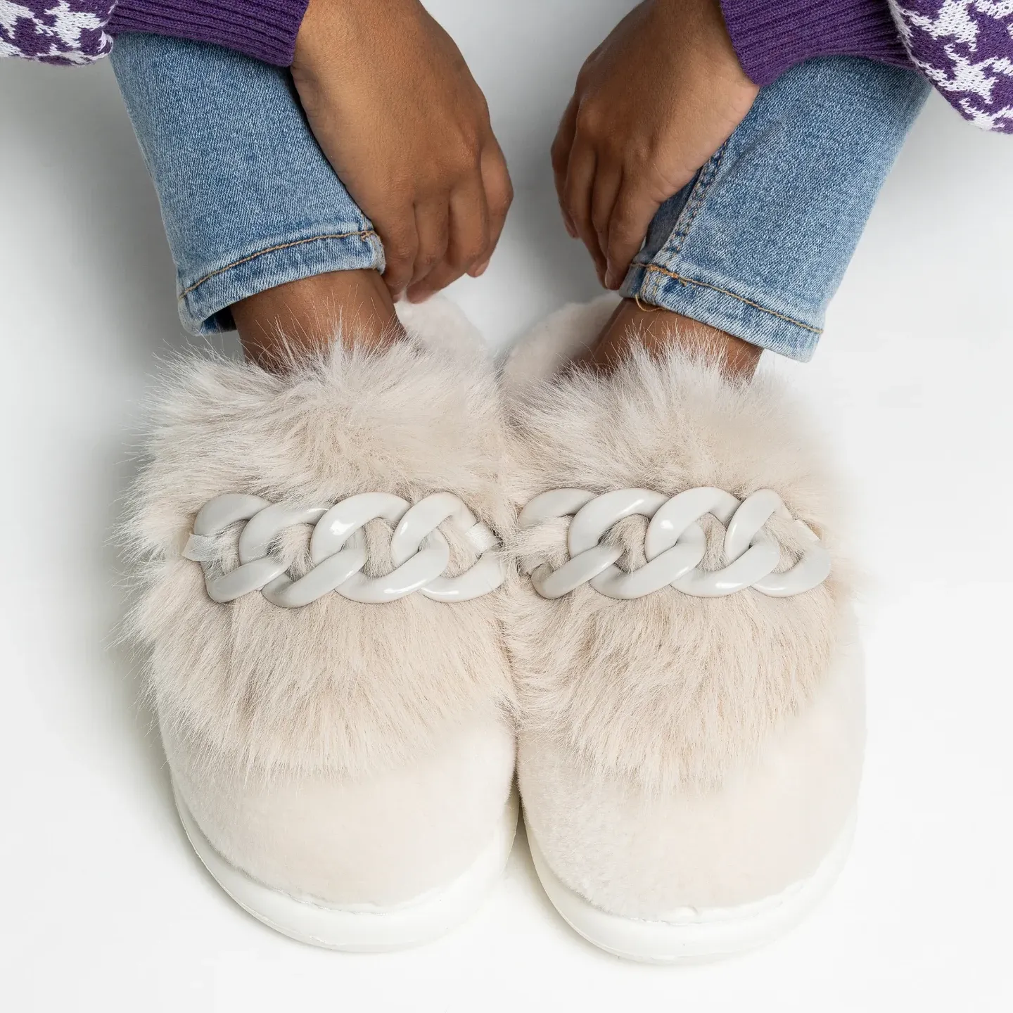 Pantufa Flowfa Chloe creme vista de cima mostrando pelúcia macia e corrente decorativa branca